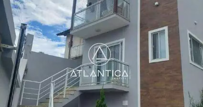 Atlântica imóveis tem excelente casa à venda no vale encantado, macaé/rj por r$ 750.000,00.