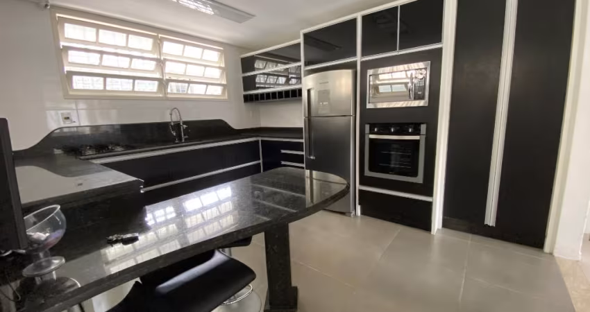 Casa térrea reformada, com edícula e churrasqueira em Capoeiras
