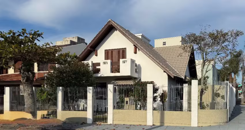 Casa 4 dormitórios (2 suítes) - amplo jardim - 4 vagas (2 cobertas) - prox. beira mar continental!