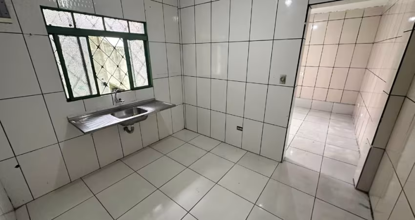 Aluga-se Casa 3 cômodos no Jd Adriana com vaga de garagem - Travessa Av. Brig Faria lima