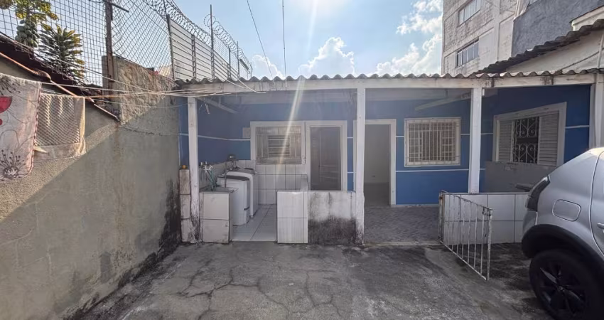 Aluga-se Casa com 3 Cômodos e vaga de Garagem no Jd Bom Clima