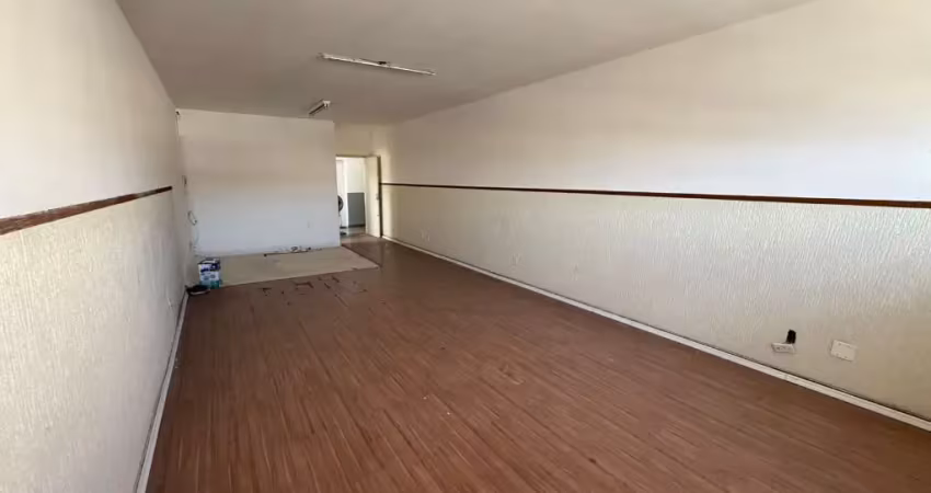 Aluga-se sala comercial 40m2 na av salgado filho - ao lado do bosque maia