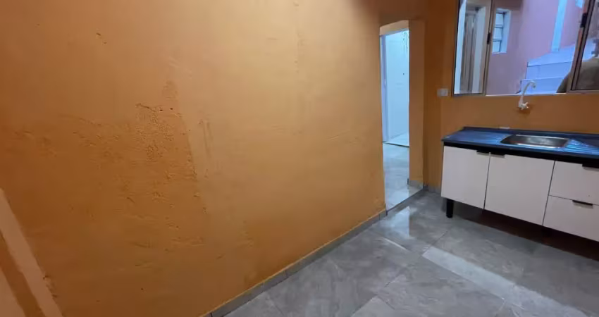 Aluga-se casa com 2 cômodos na estrada do elenco - próx a praça 8