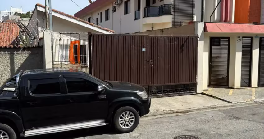 Aluga-se casa térrea 2 dormitórios com 2 vagas de garagem no centro