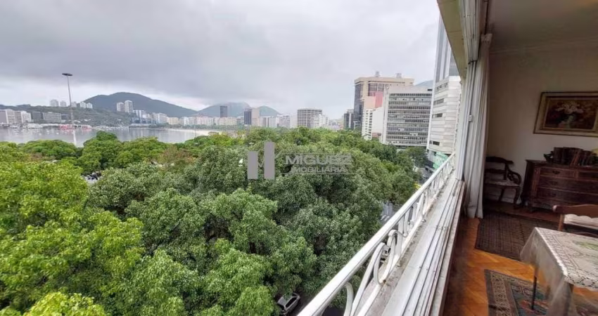 Apartamento a venda na Praia de Botafogo, com aproximadamente 300 m², com uma vista deslumbrante da praia e Pão de Açúcar, salão com aproximadamente 70m² em 3 ambientes, 4 quartos, suíte, 1 vaga de ga