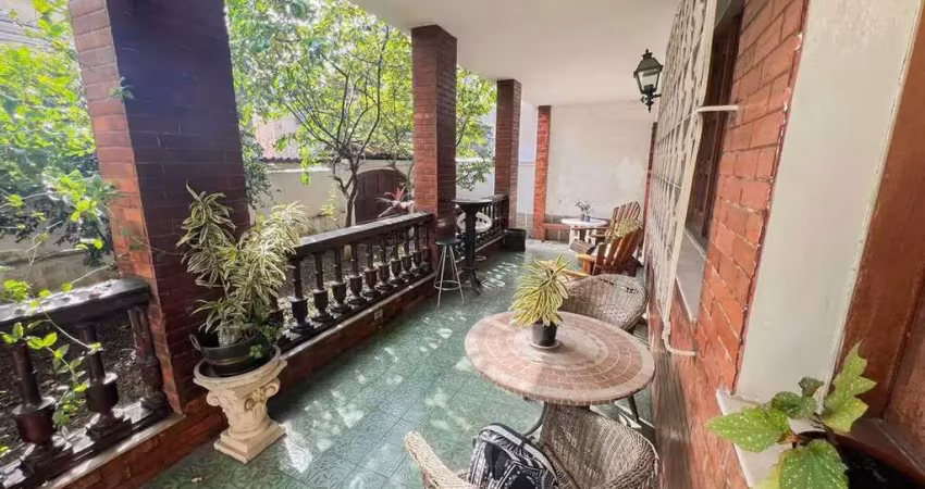 Casa triplex 6 quartos, piscina e churrasqueira à venda na rua doutor aníbal moreira - tijuca com aproximadamente 300m², apenas a 700 metros do metrô uruguai!