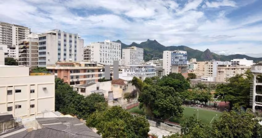 COBERTURA MARAVILHOSA A VENDA NO CORAÇÃO DA TIJUCA - RUA DESEMBARGADOR IZIDRO - VARANDA, SALA EM 2 AMBIENTES, 2 QUARTOS SENDO 1 SUÍTE, 1 BANHEIRO SOCIAL, COPA COZINHA, DEPENDÊNCIAS COMPLETAS, SALÃO, T