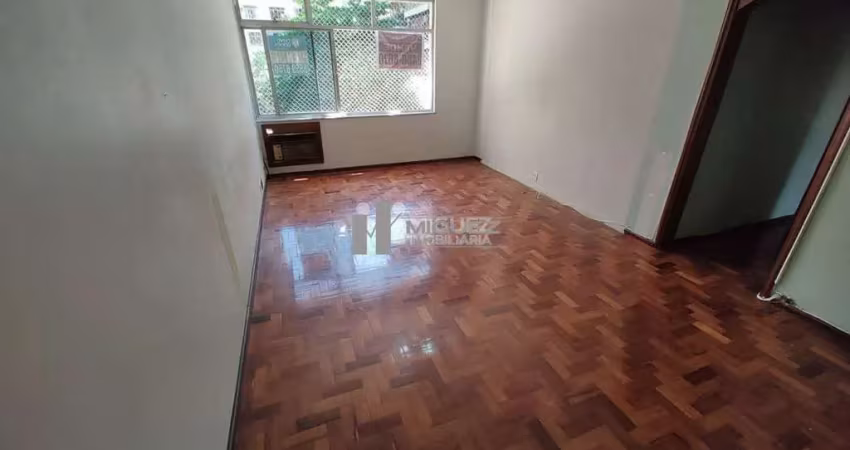 Apartamento, sala em 2 ambientes, 3 ótimos quartos sendo 1 suíte,banheiro social, dependência completa, 2 vagas.