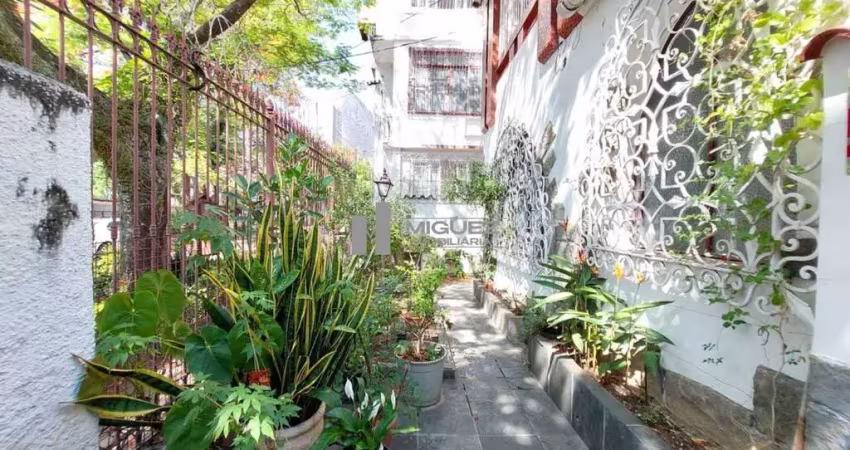 Casa a venda na rua itabaiana, grajaú,  5 quartos, sendo 1 suíte, piscina, 2 vagas de garagem, 898 mil- rio de janeiro