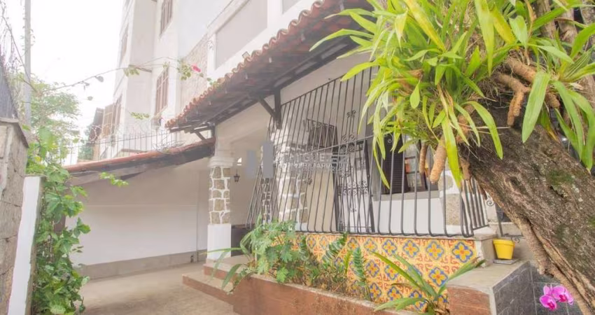 Vendo casa rua Mearim. 4 quartos sendo uma suíte, terraço com churrasqueira