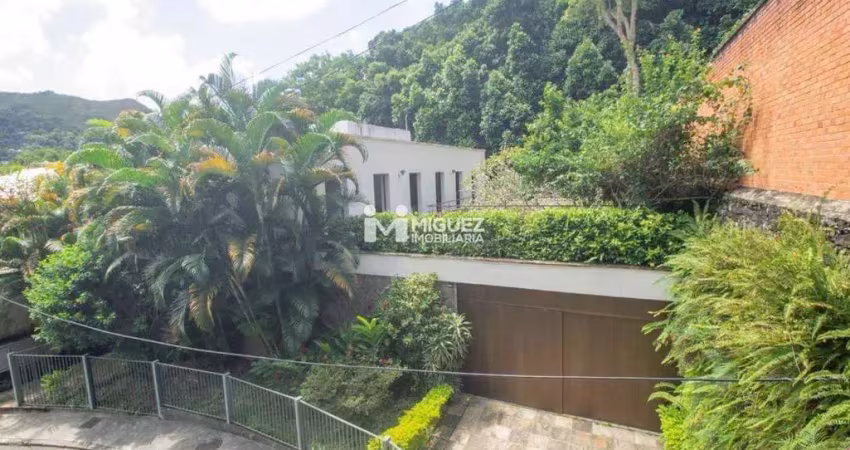 Espetacular casa à venda no alto da boa vista, rua da selva. casa duplex, salão em em 4 ambientes, escritório, 4 quartos, garagem para 3 carros com 440m² de área útil! abraçada pela floresta da tijuca
