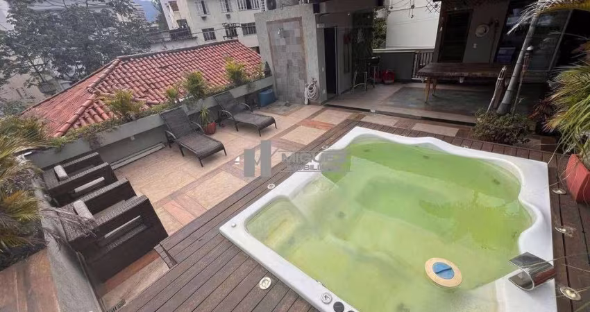 Sensacional casa de vila à venda na Tijuca! Localizada na Travessa Acis Castilho