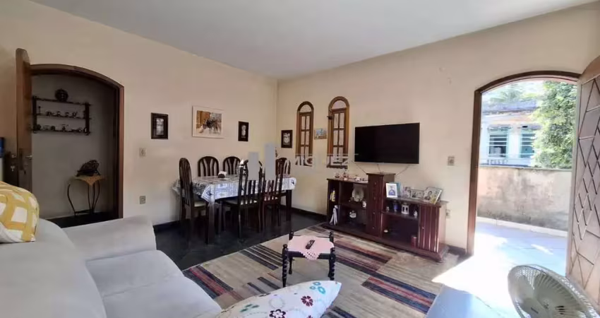 Casa com 2 quartos, sendo 1 suíte e excelente área externa na rua torres homem, no bairro de vila isabel
