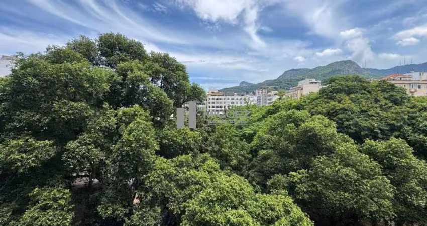 Apartamento à venda debruçado a praça afonso pena e metrô. localizado na tijuca na rua martins pena! sala ampla, 3 quartos, closet, lavabo, dependências e 1 vaga de garagem.