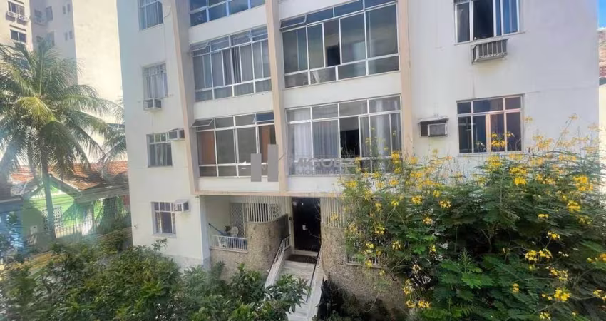 Apartamento sala, 3 quartos suíte e vaga à venda Tijuca! Debruçado na Praça Xavier de Brito e apenas 600 metros do metrô Uruguai! Localização bucólica, Rua Radmaker, são 160m² de puro conforto!