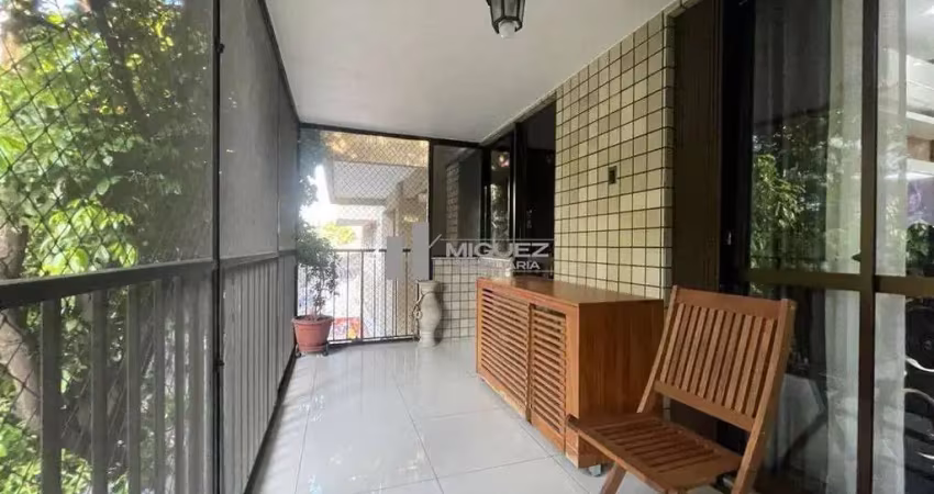 Incrível apartamento à venda na rua maxwell! apenas 750 metros do shopping tijuca! são aproximadamente 100m² de puro conforto! varanda, sala, 2 quartos e vaga!
