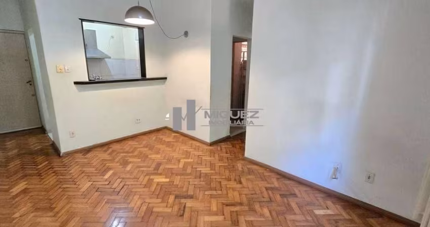 Apartamento a venda na Rua Professor Gabizo, 1 quadra do metrô Afonso Pena. Sala, quarto, banheiro social, dependência revertida para home office, cozinha americana.