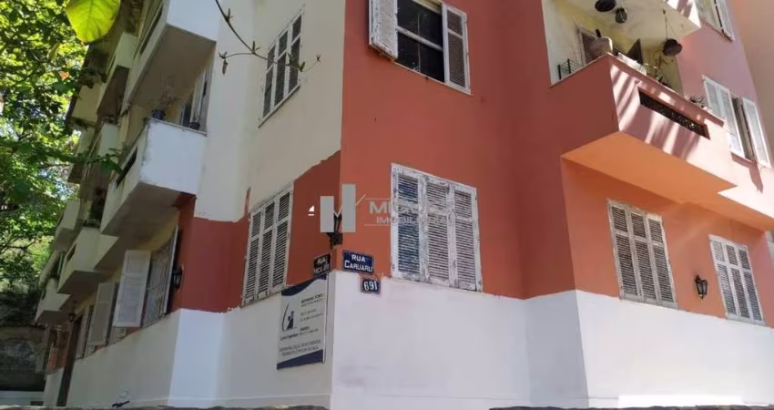 Apartamento a venda no Grajaú, composto por 2 quartos, sala, cozinha banheiro, área de serviço.