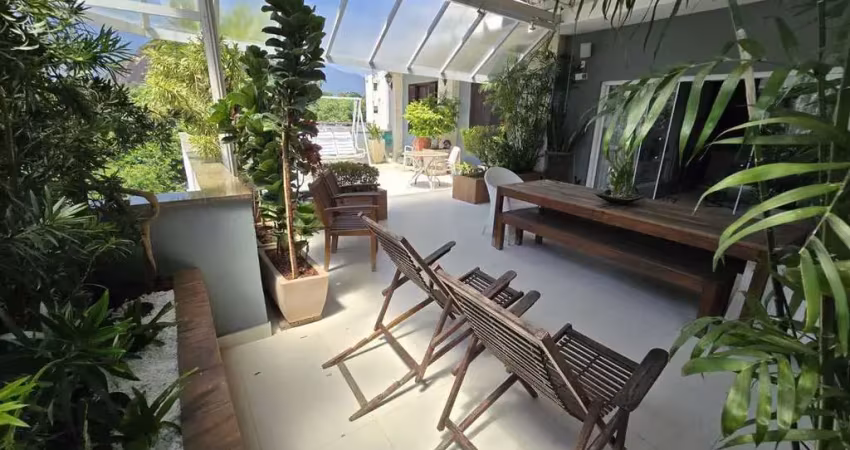 Cobertura linear linda,área externa gourmet(churrasqueira,bancada de apoio,sauna,vista livre),sala em 2 ambientes,3 bons quartos,sendo 1 deles com closet e possibilidade de suíte,2 banheiros sociais,c