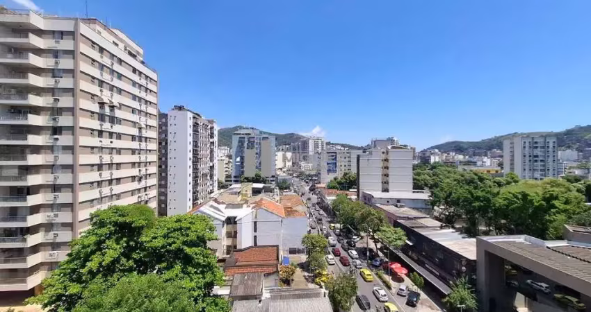 Cobertura a venda, modernizada, varanda,sala em 2 ambientes, 2 quartos, banheiro social, lavabo, cozinha, churrasqueir,  rua barão de mesquita