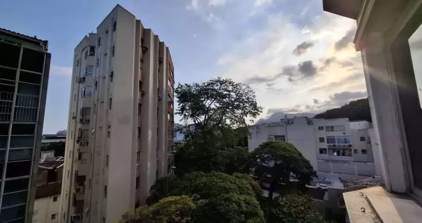 Aparatamento a venda na zona sul, composto por 3 quartos, 2 banheiros, 1 suíte, 2 vagas e rua com segurança 24 horas.