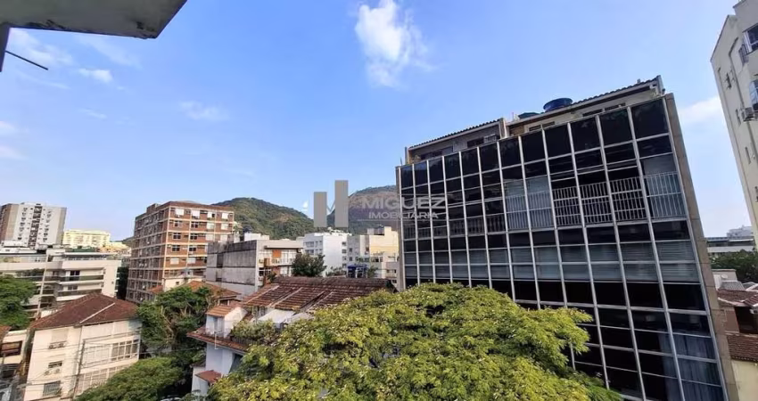 Aparatamento a venda na Zona Sul, composto por 3 quartos, 2 banheiros, 1 suíte, 2 vagas e rua com segurança 24 horas.
