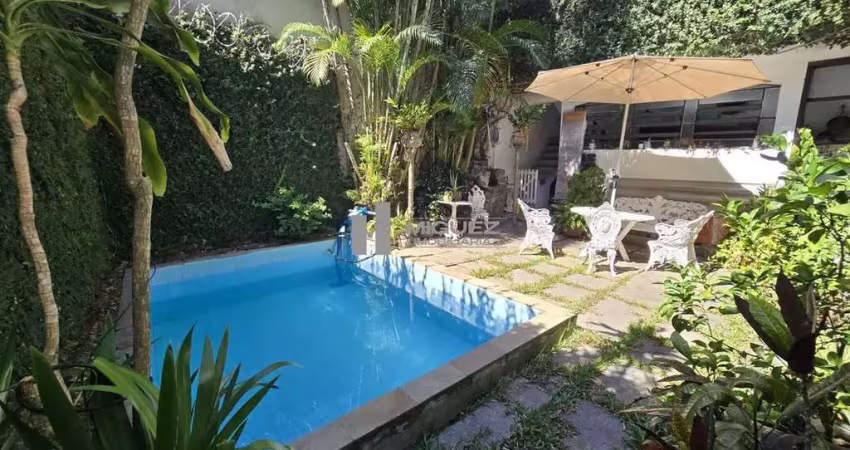 Casa triplex a venda rua professor valadares (grajaú) - área externa com piscina, churrasqueira, 3 salas, 4 quartos sendo 2 suítes,  escritótio, 2 banheiros sociais, copa cozinha, dependências (quarto