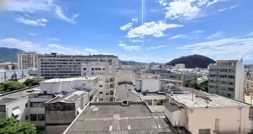 Apartamento à venda na Rua Conde de Bonfim. Sala e quarto espetacular. Bairro da Tijuca.