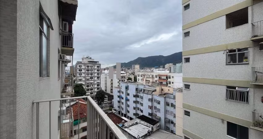A Venda apartamento no Grajau, rua Jose Vicente, 2 quartos, varada e dependência completa, vaga demarcada em escritura