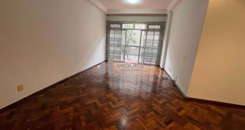 Apartamento a VENDA em localização Privilegiada, uma quadra da praça AFONSO PENA!!  Varanda, sala, 3 quartos sendo 1 suite, 1 vaga de garagem e prédio com Infra total - Rua Haddock Lobo - Tijuca