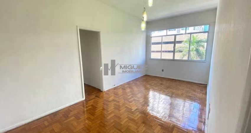 Apartamento para alugar em frente ao Shopping Tijuca!! 2 quartos com 1 vaga. Localizado na Av Maracana