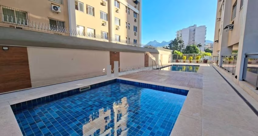 Apartamento com varanda, 2 quartos, sendo 1 suíte à venda no belíssimo Condomínio Charles Chaplin. Colado ao Shopping Tijuca. Rua Engenheiro Enaldo Cravo Peixoto.