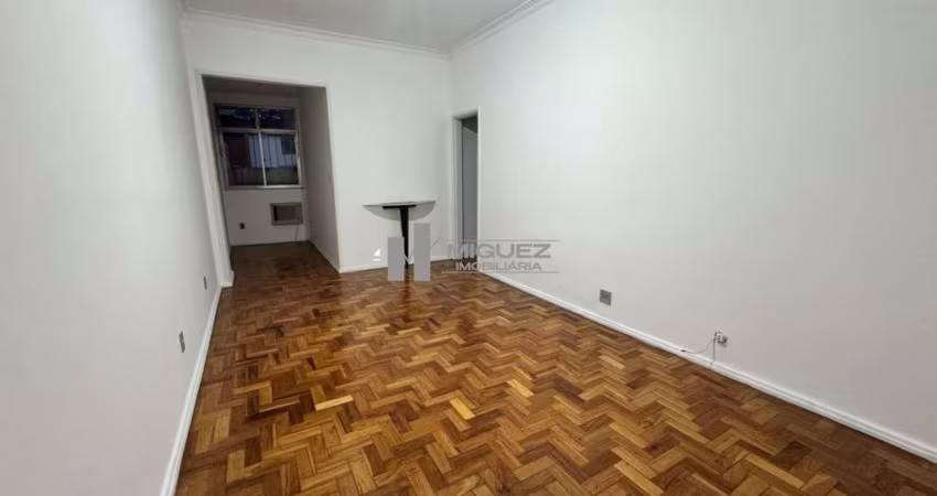 Oportunidade!! APARTAMENTO A VENDA MELHOR LOCALIZAÇÃO DA TIJUCA, PRAÇA SAENS PENÃ (RUA DESEMBARGADOR ISIDRO) 2 QUARTOS.