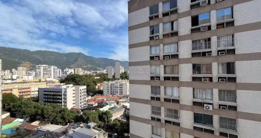 Apartamento a venda  na melhor rua do bairro de vila isabel, 2 quartos, lavabo, cozinha com dependêcia completa e vaga na escritura