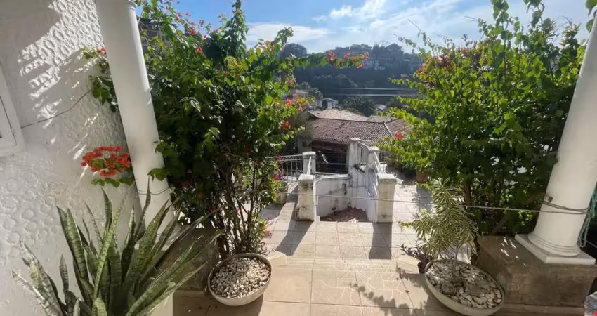 Casa à venda, 04 quartos, tijuca, junto praça xavier de brito, custo benefício sem igual.