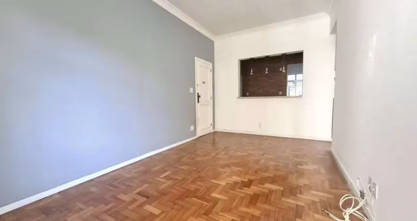 Apartamento à venda, espectacular na rua josé higino, oferece sala, 2 quartos incluindo 1 suíte, banheiro social, ampla cozinha, dependências completas, 1 vaga e acesso debruçado ao metrô.