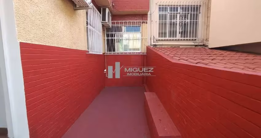 Espaçoso apartamento garden de 2 quartos com quintal e vaga de garagem, localizado na rua engenheiro adel, tijuca.