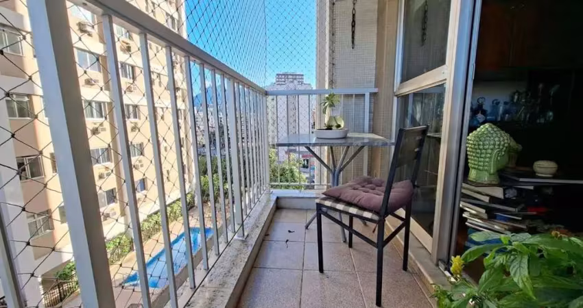 Seu novo lar está na tijuca! este apartamento à venda no condomínio charles chaplin, na rua engenheiro enaldo cravo peixoto, oferece varanda, 2 quartos (sendo 1 suíte) e vaga. ao lado do shopping tiju