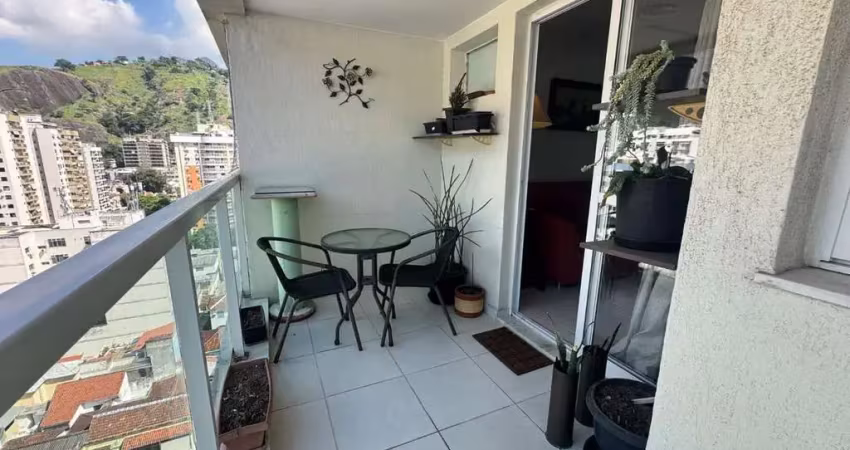 Morar bem é morar aqui! apartamento a venda na rua general espírito santo cardoso, tijuca, com varanda, sala, 3 quartos (1 suite) e 1 vaga de garagem. a apenas 300m da praça dos cavalinhos, oferece co