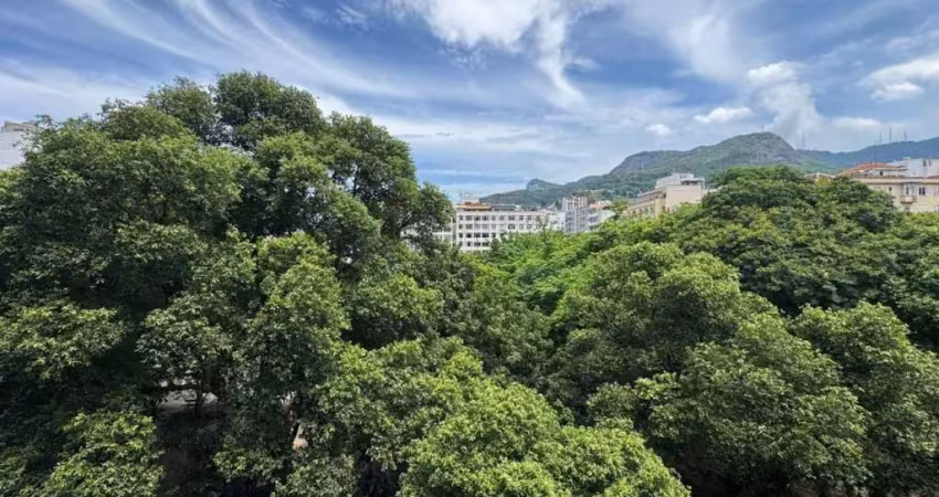 Na tijuca, um apartamento à venda com localização privilegiada na rua martins pena, junto à praça afonso pena e metrô. são 3 quartos com closet, sala ampla, lavabo, dependências e 1 vaga. contate-nos 