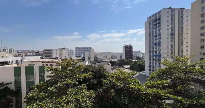 Apartamento à venda com varanda, dois quartos (1suíte), dependência e vaga, a poucos minutos da estação de metrô estácio