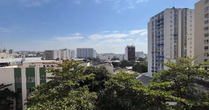 Apartamento à venda com varanda, dois quartos (1suíte), dependência e vaga, a poucos minutos da estação de metrô estácio