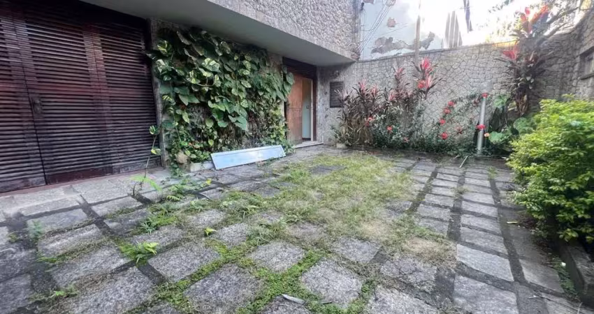Na tijuca, uma casa duplex à venda que impressiona! com 316m², 4 quartos (1 suíte) e 4 vagas de garagem, está próxima ao shopping tijuca. ideal para viver com conforto e estilo. contate-nos e descubra