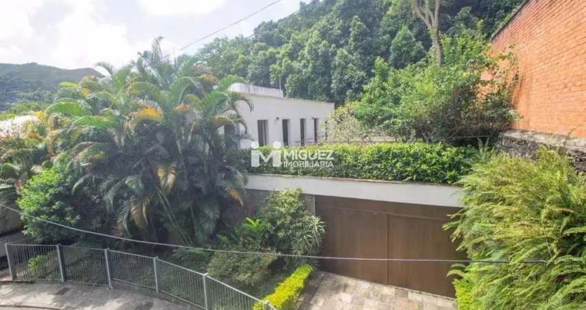 Espetacular casa à venda no alto da boa vista, na rua da selva! duplex com salão em 4 ambientes, escritório, 4 quartos, garagem para 3 carros e 440m². abraçada pela floresta da tijuca, oferece seguran
