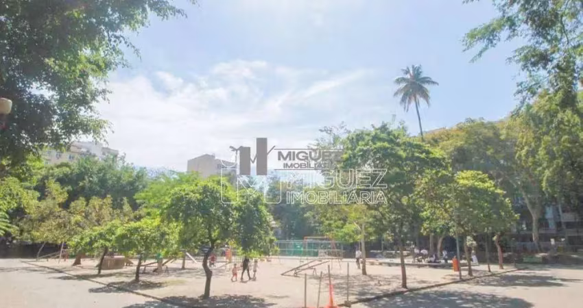 Na tijuca, apartamento à venda na rua campos sales, a 190 metros do metrô afonso pena. são 130 m² com 4 quartos, perfeitos para o bem-estar da sua família. não perca essa oportunidade, agende uma visi