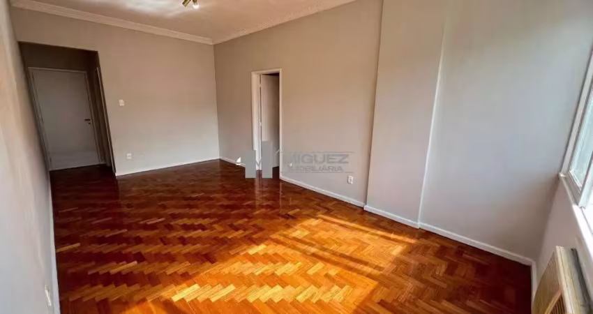 Barão de mesquita, a 600m do metrô: apartamento à venda com 2 quartos, dependência completa e 75m². boa planta e localização prática na tijuca.