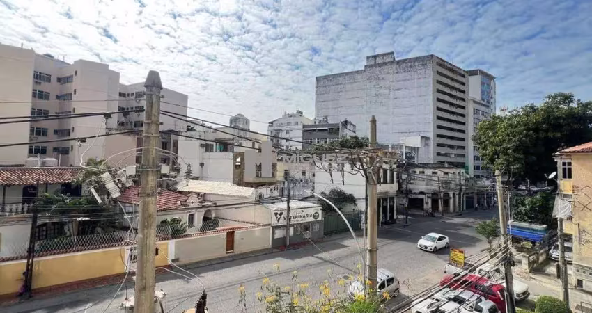 Apartamento à venda na rua barão de mesquita, tijuca. são 2 quartos, dependência completa e 75m². a apenas 600m do metrô saens peña.