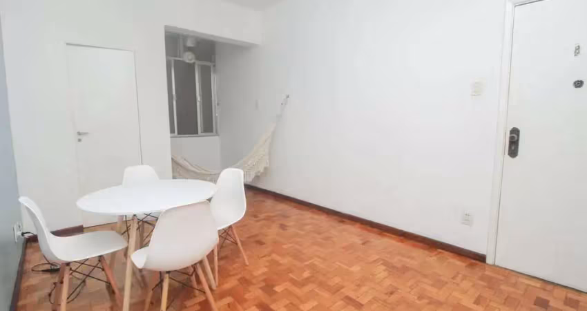Oportunidade! apartamento à venda na grande tijuca com sala em 2 ambientes, 2 quartos e banheiro social. localização estratégica, perto da praça afonso pena e do futuro shopping américa. não perca ess