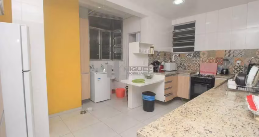 Oportunidade! apartamento à venda na grande tijuca com sala em 2 ambientes, 2 quartos e banheiro social. localização estratégica, perto da praça afonso pena e do futuro shopping américa. não perca ess