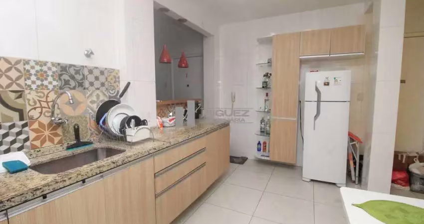 Na grande tijuca, este apartamento à venda oferece sala em 2 ambientes, 2 quartos e banheiro social. a poucos passos da praça afonso pena e próximo ao futuro shopping américa, é a escolha perfeita par
